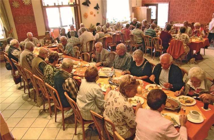 Im Hotel „Zur Neroburg“ stand ein deftiges Mittagessen bereit und die Gruppe langte kräftig zu.Privat