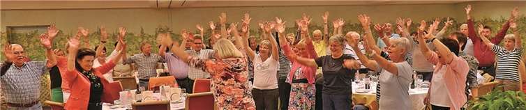 Im Hotel überraschte der Chor das Ehepaar Schmitz mit einem kleinen Ständchen.