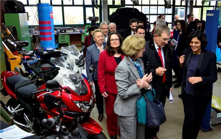 Im HwK Zentrum besichtigten Arbeitsministerin Andrea Nahles (2.v.l.) und ihre französische Amtskollegin (r.) die Kfz Werkstatt.