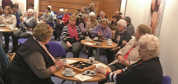 Im Info-Center wurden die Teilnehmer bei Kaffee und Gebäck über die Firmengeschichte und Produktionspalette informiert. privat