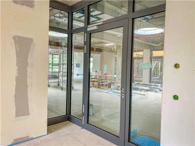 Im Innenbereich werden die Räume mit vielen Glasfassaden getrennt sein.