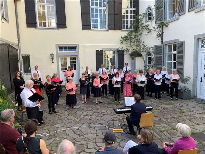 Im Innenhof der Burg Unkel sorgte der Volkschor Bergheim für die richtige Stimmung.  Foto: privat