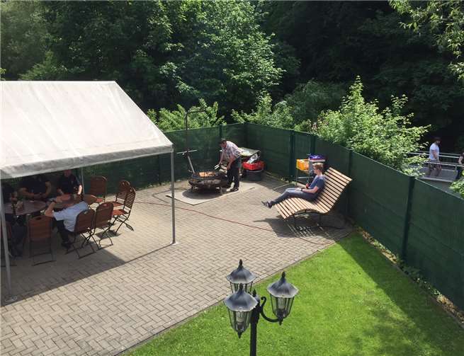 Im Innenhof der Feuerwehr Sayn wird an Pfingstsonntag gegrillt. M. Holler