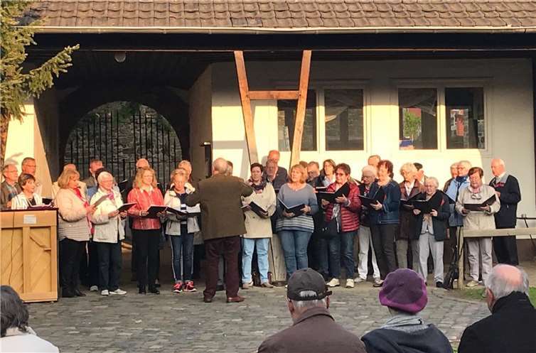Im Innenhof der St.-Martin-Schule unterhielten die Sängerinnen und Sänger der beiden Chöre mit Frühlingsmelodien. Foto: privat