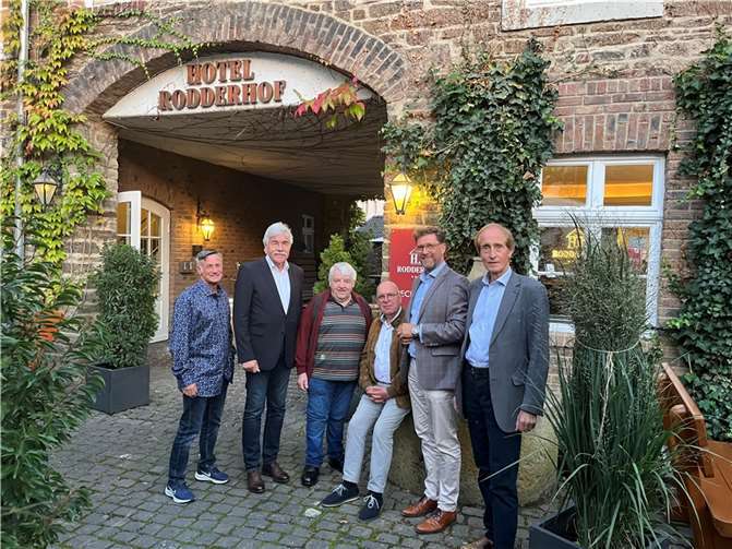 Im Innenhof des Hotel Rodderhof zu Ahrweiler stellte sich der Vorstand der Mittelstands- und Wirtschaftsunion, MIT, Kreisverband Ahrweiler zum Erinnerungsfoto v. l. Frank Meumerzheim, Elmar Lersch, Josef Niethen, Werner Jung, Detlef Odenkirchen und Dr. Franz-Josef Schneider