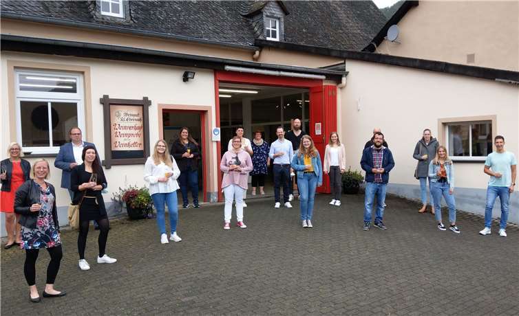 Im Innenhof des Klosterweinguts durften die diesjährigen Absolventen ihr bestandenes Examen feiern.Foto: Kloster Ebernach