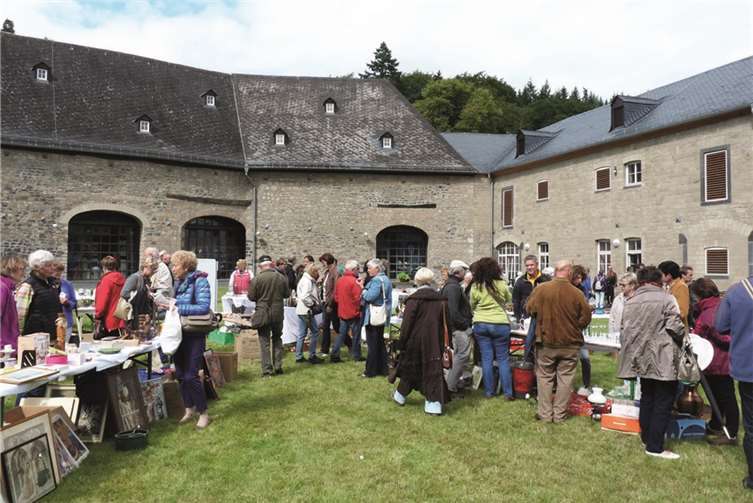 Im Innenhof des neuen Bibliotheksmagazins bot ein Flohmarkt „Kunst und Kurioses“.