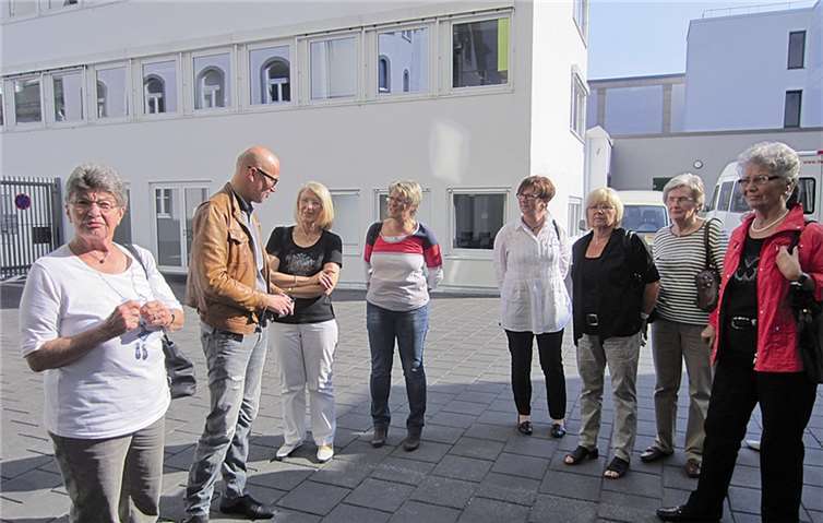 Im Innenhof erläutert Pressesprecher Markus Scherer den Raumgewinn für das Stadttheater durch den neuen Erweiterungsbau. Privat