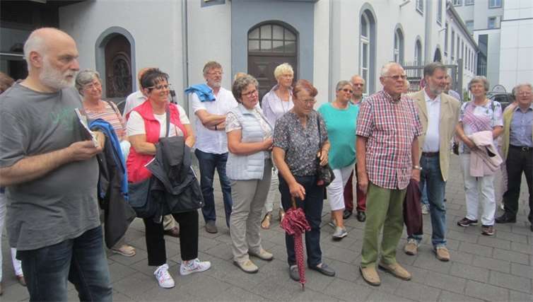 Im Innenhof gab es erste Infos vom ehemaligen Mitarbeiter, Rolf Schütz.