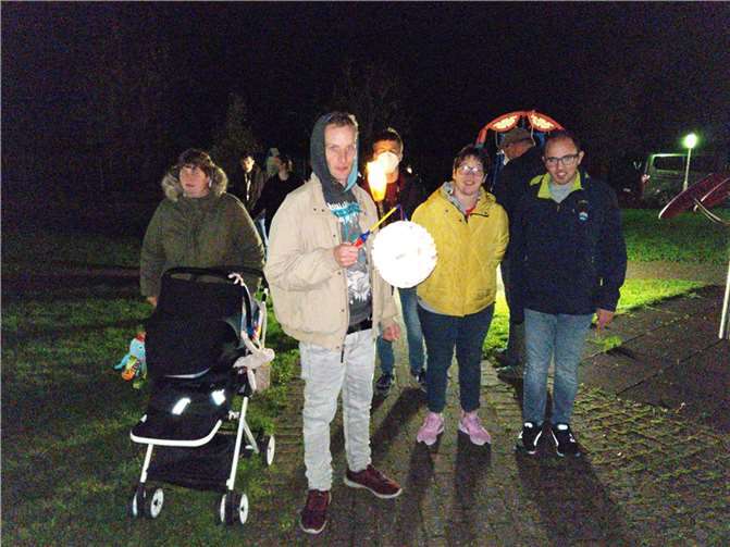 Im Innenhof und im Streichelzoo wurden Martinslieder gesungen.
