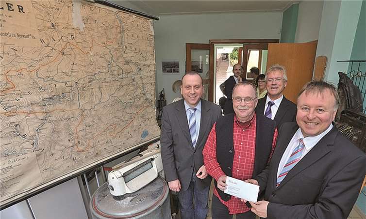 Im Inneren des Heimatmuseums wird es langsam eng. Jetzt baut der Heimatverein außen weiter. Der Kreis Ahrweiler mit Dr. Jürgen Pföhler (r.) hilft, was Johannes Bell (v. l.), Hubert Harzen und Eugen Schmitt zu schätzen wissen. privat