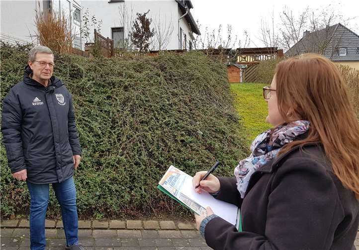 Im Interview mit BLICK aktuell-Reporterin Katja Gaebelein äußerte sich Peter Löcher auch kritisch zum Profi-Fußball.Foto: KH