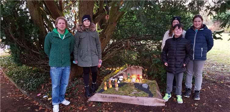 Im JUZ Saffig entstand eine selbstgebaute Upcycling-Krippe, die in diesem Jahr ein Teil des integrativen Krippenwegs im Schlosspark der Barmherzigen Brüder Saffig ist.Fotos: privat