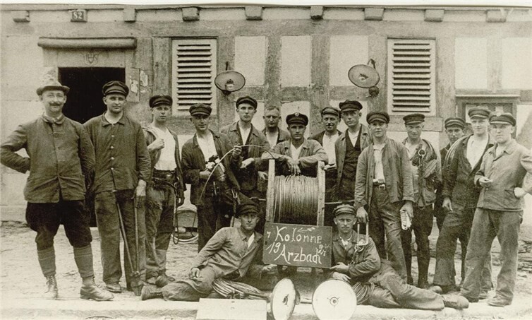 Im Jahr 1927 stellten sich die Kabelmonteure der Kolonne Arzbach zum Gruppenbild auf.