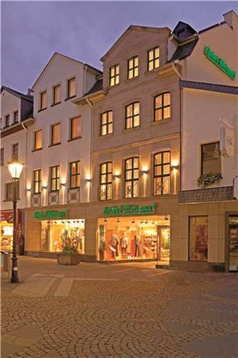 Im Jahr 1936 wurde die Firma Hiebel-Weingart in der Markstraße 4 gegründet. Das Traditionshaus hat sich seither ständig weiterentwickelt und ist für die Zukunft bestens gerüstet.