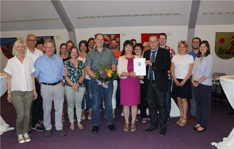 Im Jahr 1969 begann Gaby Wulff ihre Ausbildung zur Verwaltungsangestellten. Nun feierte sie mit Kolleginnen und Kollegen sowie Vertretern des Personalrates ein besonders seltenes Dienstjubiläum.Foto: privat