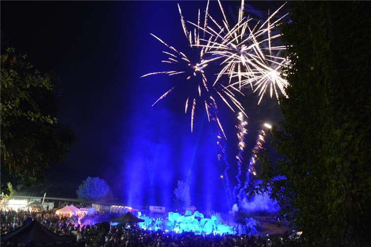 Im Jahr 2022 gab es in Mendig aufgrund von Brandgefahr nur ein abgespecktes Feuerwerk mit Lichteffekten.  Foto: Archiv/CF