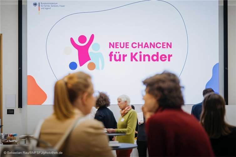 Im Jahr 2023 hat die Stadt Neuwied mehr als 100.000 Euro für mehr Chancengerechtigkeit und Teilhabe benachteiligter Kinder und Jugendlicher in der Innenstadt erhalten, nun sind es lediglich 30.000 Euro.  Foto: Sebastian Rau/BMFSFJ/photothek.de