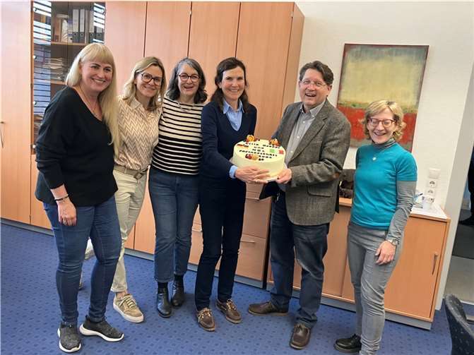 Im Jahr 2024 jährt sich der Austausch zum 20. Mal, was beim Besuch der italienischen Gäste in Linz mit einer großen Torte und vielen gemeinsamen Aktivitäten gebührend gefeiert wurde. Foto: Antje Eßer