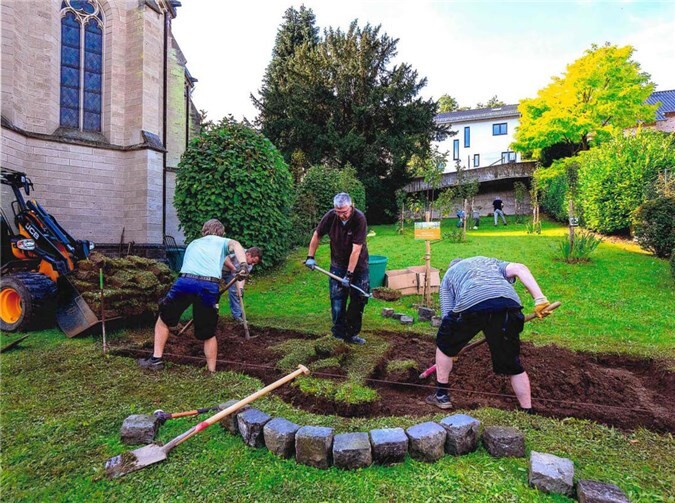 Im Jahr 2024 verschönerte die Zunftgemeinschaft Adenau das Umfeld der Marienkapelle in Adenau.  Foto: Zunftgemeinschaft Adenau / Kreisverwaltung Ahrweiler