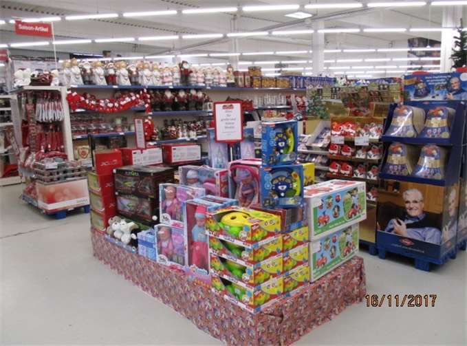 Im Jawoll-Sonderpostenmarkt Neuwied ist Weihnachtsverkauf.Privat