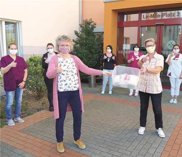 Im Johanniter-Stift übergab Simone Kämper die Masken an Frau Steinbach, Leiterin des Johanniter-Stifts im Kreise ihrer Pflegekräfte. Foto: Elke Steckenstein