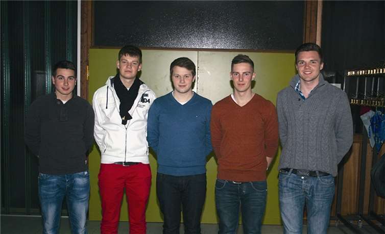 Im Jubiläumsjahr an Kirmes 2013 bilden sie das Offizierscorps: (von links) Jan Mehren (Fahnenoffizier) Philipp Schüller (Fähnrich), Phillip Seiwert (Fahnenoffizier), Hendrik Nachtsheim (Hauptmann) und Henrik Plath (Zugführer).