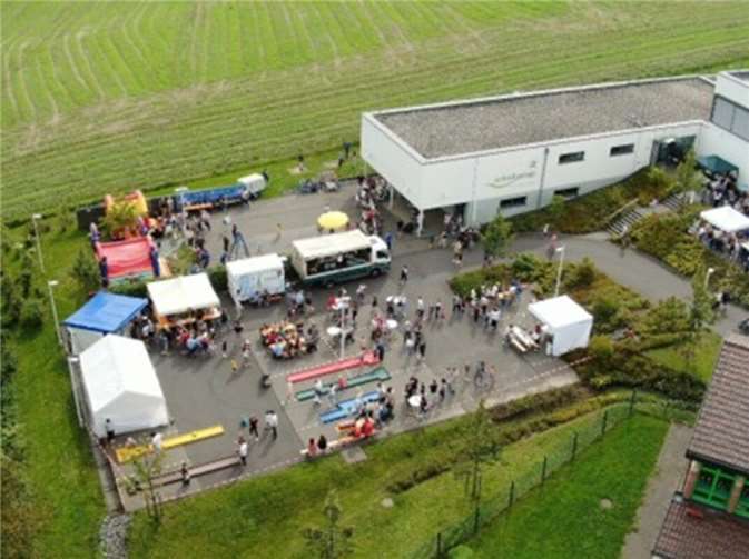 Großes Kinderfest in St. Katharinen am 7. September Im Jubiläumsjahr kann man durch einen Mobilkran das Kinderfest auch von oben bewundern.