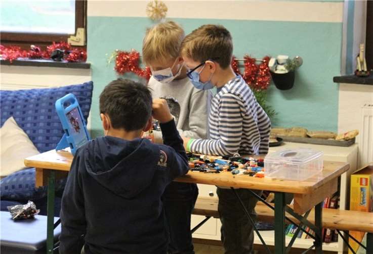 Im Jugendhaus Villip können jetzt Kinder und Jugendliche immer donnerstags Lego-Roboter-Modelle entwickeln. Fotos: Gemeinde Wachtberg/hw