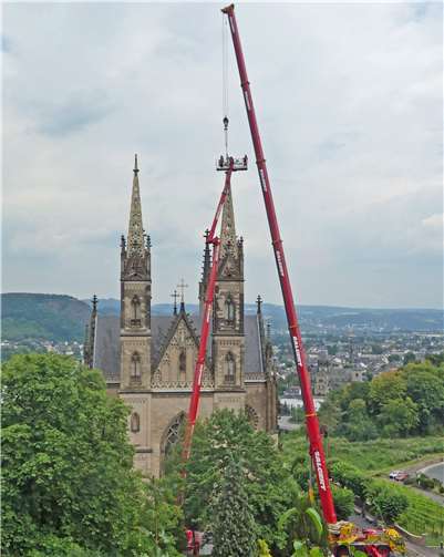 Im Juli wurde mit Hilfe von zwei Kränen eine Kreuzblume abgenommen. privat