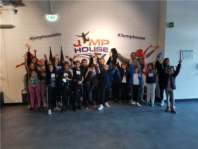 Im JumpHouse in Köln konnten die Teilnehmenden ihre körperliche Fitness im „Ninja-Parkour“ oder ihre Ausdauer auf der „Trampolin-Landschaft“ testen und trainieren. Fotos: privat