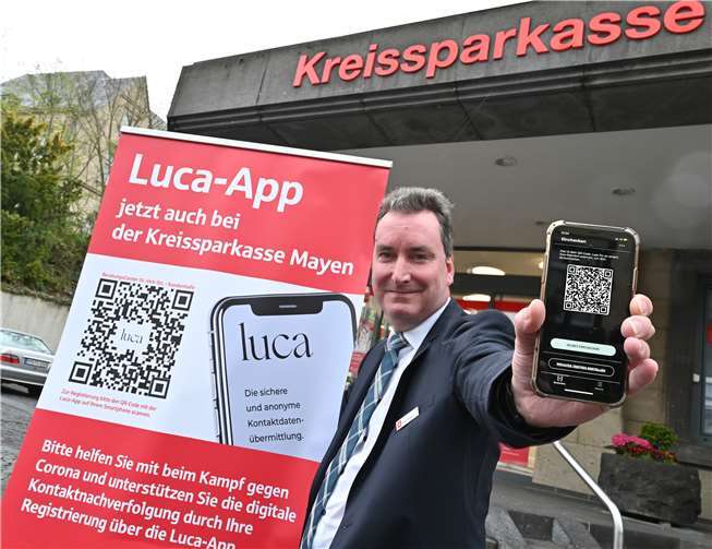 „Im Kampf gegen Corona möchten wir wieder mit gutem Beispiel voran gehen und die Kreisverwaltung Mayen-Koblenz bei der Einführung der Luca-App in unserem Landkreis unterstützen“, erklärt Klaus Wermes, Leiter des BeratungsCenters Mayen St.-Veit-Straße. Foto: KSK Mayen/ Ralph Künzel