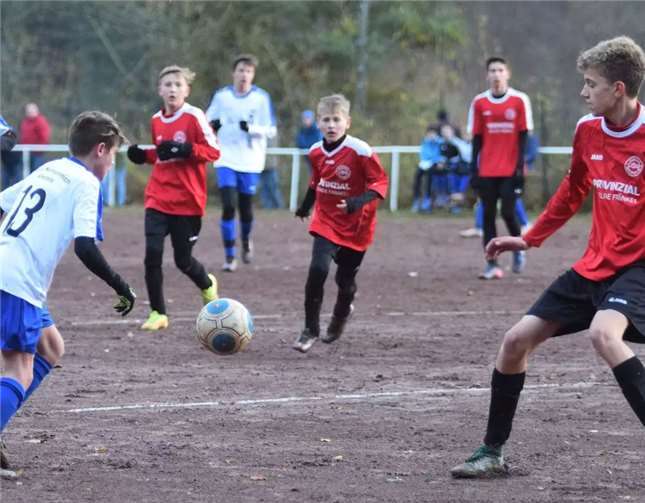 Im Kampf um den Ball und die Meisterschaft behielten letztlich die Gastgeber die Oberhand.Privat