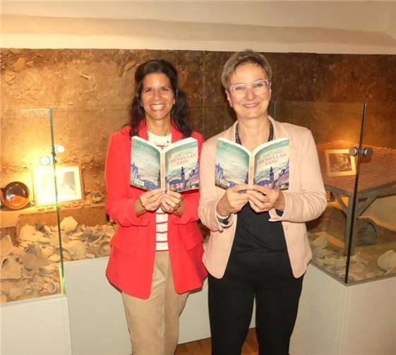Im Kardener Stiftsmuseum stellten Ulrike Platten-Wirtz und Carolin Gilbaya ihren neuen Cochemer Moselkrimi vor. Foto: TE