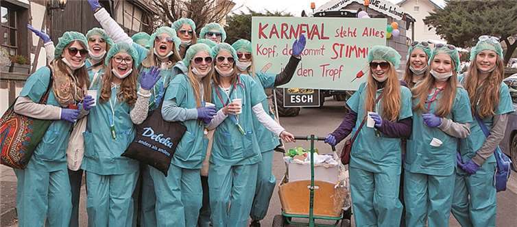 „Im Karneval steht alles Kopf, da kommt Stimmung in den Tropf.“ So lautete das Motto der lustigen OP-Schwestern von der Tanzgruppe Dernau.JOST