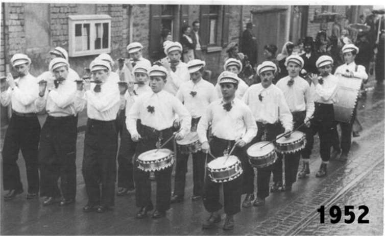 Im Karnevalszug 1952 spielte man dann wieder erstmals unter der Leitung von Tambourmajor Josef Hargarten aus Engers.