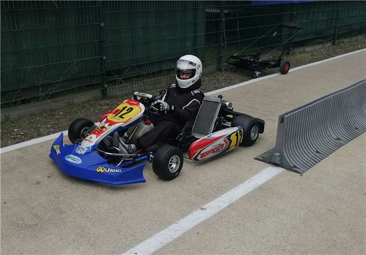 Im Kart mit der Startnummer 12: Lennard Schuhmann.