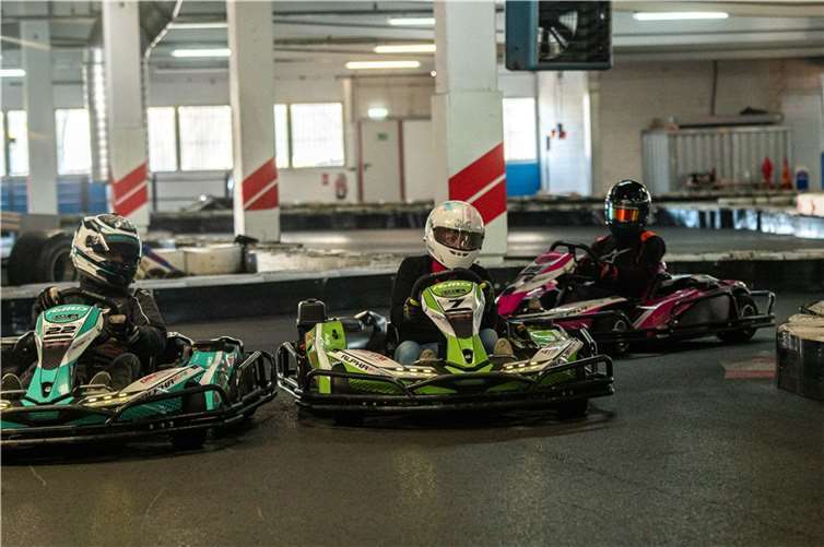 Neun Stunden Vollgas für den guten Zweck Im Kart mit der Startnummer 7 Linda Breuer im Positionskampf.