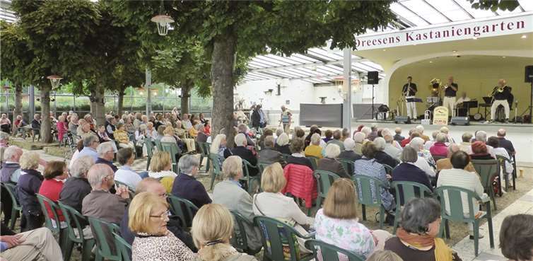 Im Kastaniengarten ging es musikalisch zu und auch an Spendenbereitschaft mangelte es nicht. privat