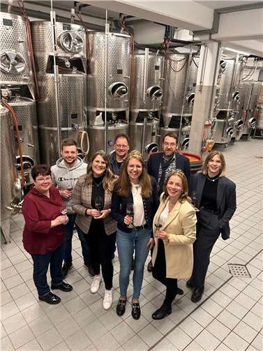 Im Keller des Weinguts Adolf Schreiner: (v.l.) Marion Schreiner, Simon Schreiner, Ahrweinkönigin Katja Hermann, Adolf Schreiner, die Deutsche Weinkönigin Eva Brockmann, der Beigeordnete der Verbandsgemeinde Altenahr, Marcus Noack, und Carolin Groß vom Ahrwein e.V. Foto: Carolin Groß