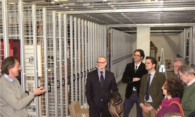 Im Keller ist das neue Depot: C. Altmaier (5.v.r.) begrüßte beim Rundgang auch den 2. Vorsitzenden derMuseums-Freunde, H.-W. Schaab (4.v.r.)privat