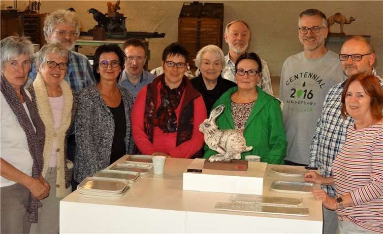 Im „Keramik-Kasino“ in Höhr-Grenzhausen durften die Kulturschaffenden der Kleinkunstbühne Mons Tabor die Arbeit heimischer Keramiker kennen lernen.