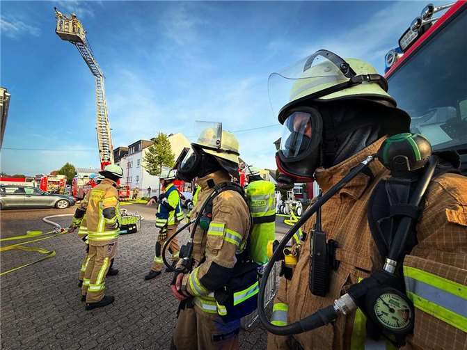 Im Kettiger Wiesenweg ging die Freiwillige Feuerwehr zu einer Objektübung vor.