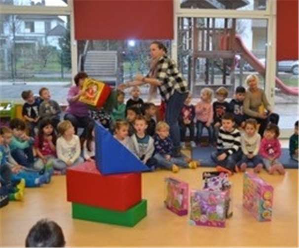Im Kindergarten St. Josef werden die Geschenke, stellvertretend für den Förderverein, von Annette Gorges überreicht. Privat