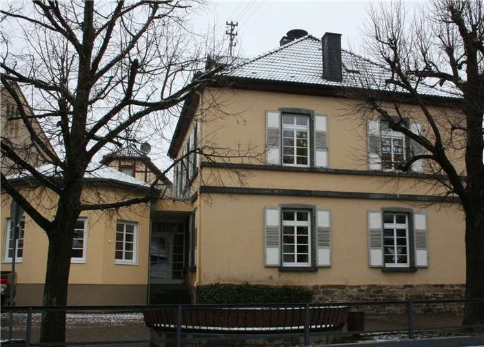Zaunanlage am Sportplatz wird erneuert Im Kindergarten St. Remaclus sollen Deckensegel wirksame Hilfe gegen Schall und Lärm bilden.