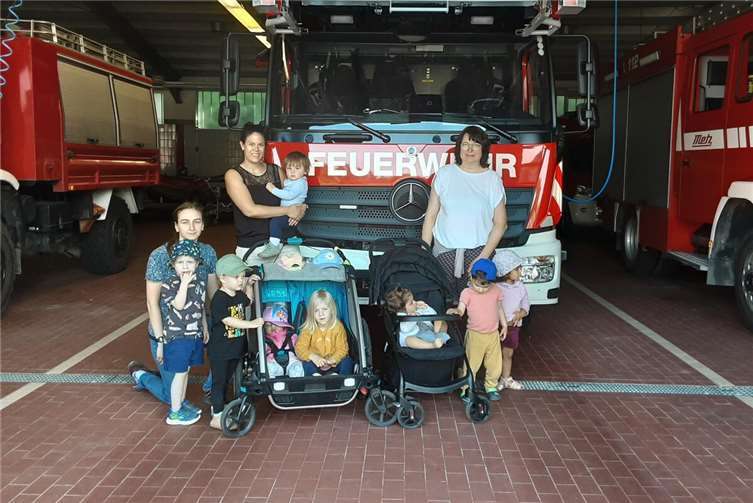 Feuerwehr hautnah! Im Kinderwagen ging es zur Feuerwehr. Foto: privat