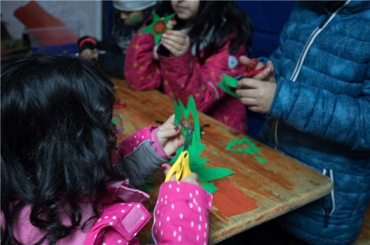 Im Kinderzelt hatten die Kleinenbeim Basteln von Weihnachtsdekoration ihre Freude.