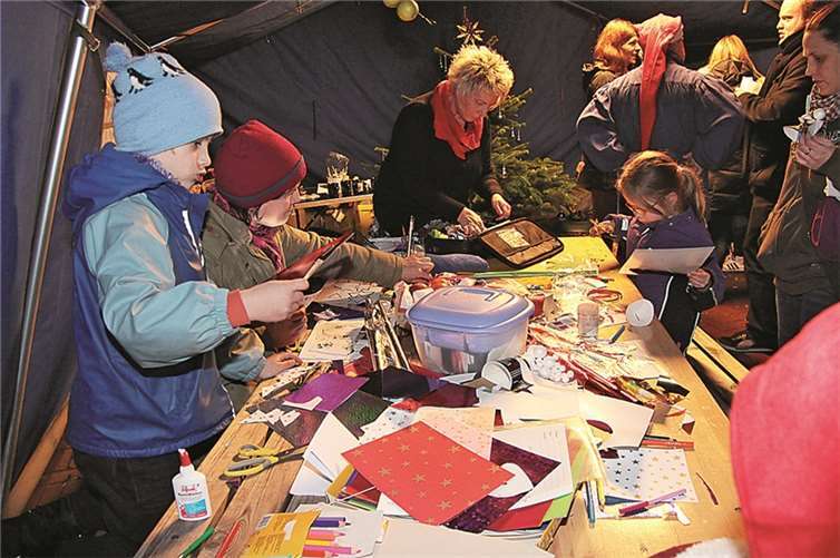 Im Kinderzelt konnten die kleinen Besucher des Zintemaats basteln und spielen, Wunschzettel schreiben und Weihnachtsbilder malen.