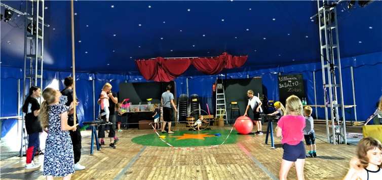 Im Kinderzirkus des Familienferiendorfes in Hübingen kann der Nachwuchs sich als Artist, Jongleur oder Clown testen – und nach einer Woche dürfen die jungen Künstler/innen in einer Vorführung zeigen, was sie gelernt haben.  Foto: FFD Hübingen