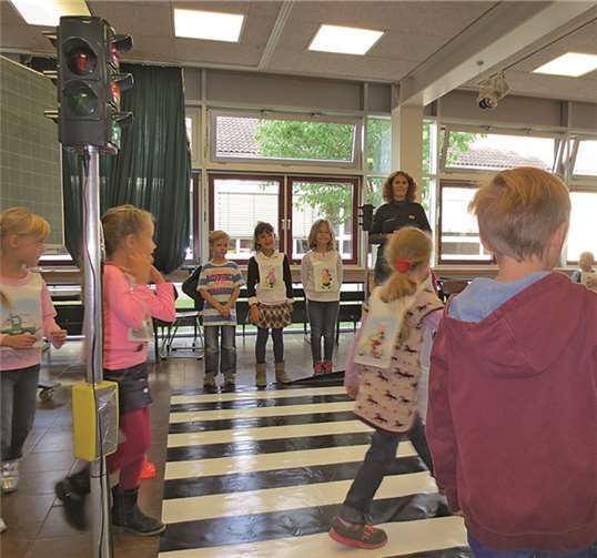 Im Klassenraum werden Verhaltenweisen als Fußgänger sicher geübt. privat
